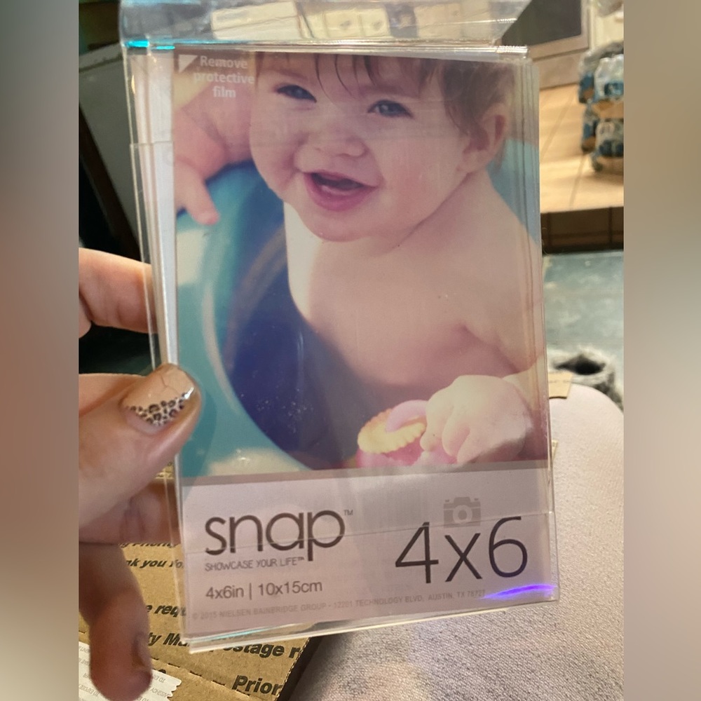 2 pack self standing plastic photo frames 4x6, perfect for small desk or travel